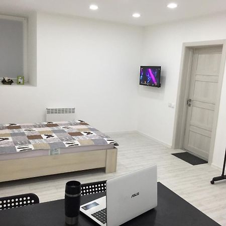 Cozy Underground Apartment At The Center Herson Exterior foto